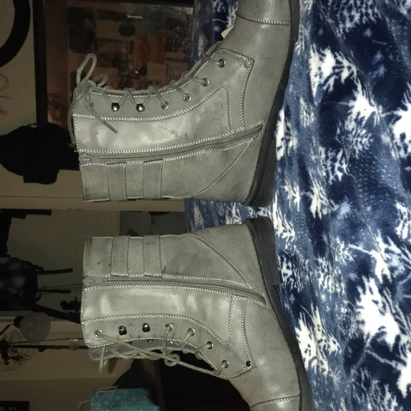 Grey I.D. required combat boots.size 12. slightly worn.in really good condition. - Picture 4 of 6